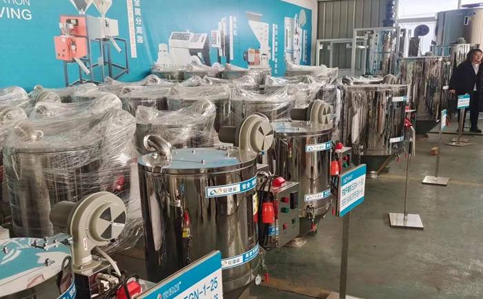 塑料干燥机在注塑汽车配件中的1xbet体育作用是什么？(图2)